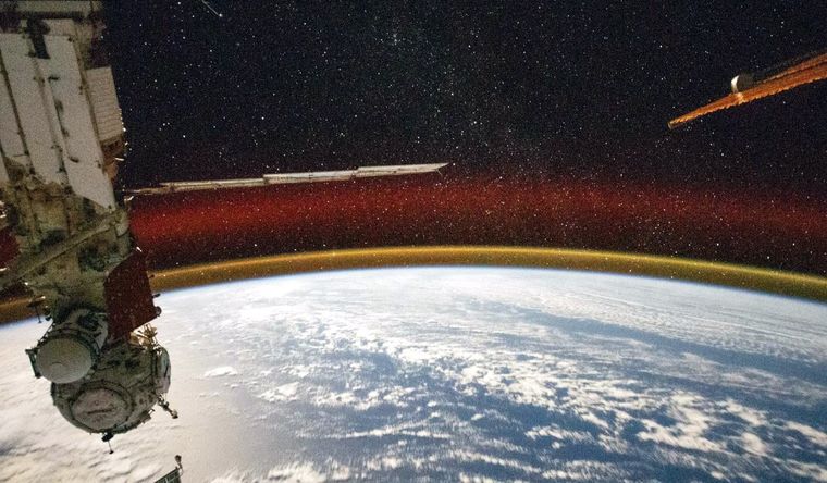 La imagen tomada por el astronauta del resplandor atmosférico de la Tierra. Foto: Dpa.