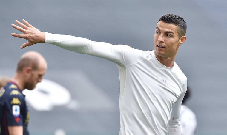 CR7 revoleó su camiseta al término del encuentro Foto: EFE
