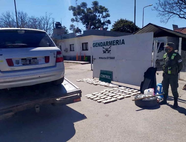 Gendramería decomisó la marihuana que llevaba el auto que era remolcado por la grúa