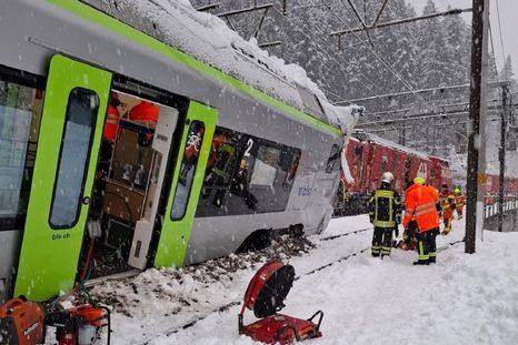 Por una avalancha, descarriló un tren en Suiza. Por una avalancha, descarriló un tren en Suiza.