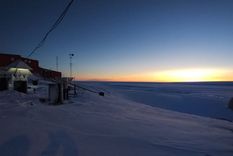 Desde hace varias semanas, en la base antártica se puede disfrutar la claridad de un largo amanecer Foto: Instagram Servicio Meteorológico Nacional
