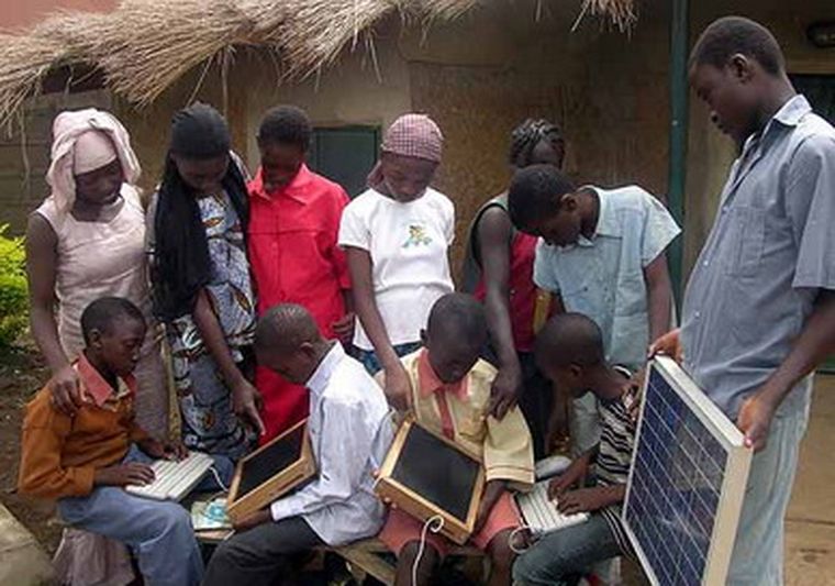 Escuela al aire libre en una aldea nigeriana. Foto: elpais.com