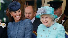 Kate Middleton y la reina Isabel II, monarca del Reino Unido. Foto: People.com - https://static.onecms.io/wp-content/uploads/sites/20/2018/04/queen-elizabeth-191.jpg