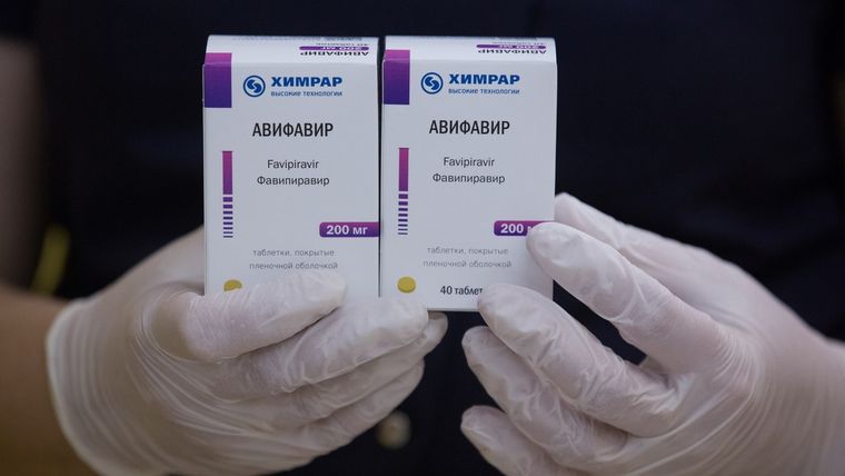 Comprimidos del medicamento antiviral Avifavir para el tratamiento de covid-19.
