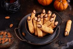 Disfrutá esta receta de galletas de dedos de bruja: terror por fuera, dulzura por dentro.