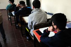 Los chicos van a clases con poco abrigo y zapatillas rotas Foto: ALF PONCE MERCADO / MDZ