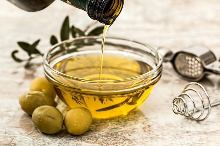 El aceite de oliva tiene componentes para sellar la dermis. El aceite de oliva tiene componentes para sellar la dermis. 