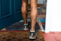 Cuando entras a la casa con calzado, no es solo la suciedad visible la que traes con ellos. Foto: GETTY IMAGES