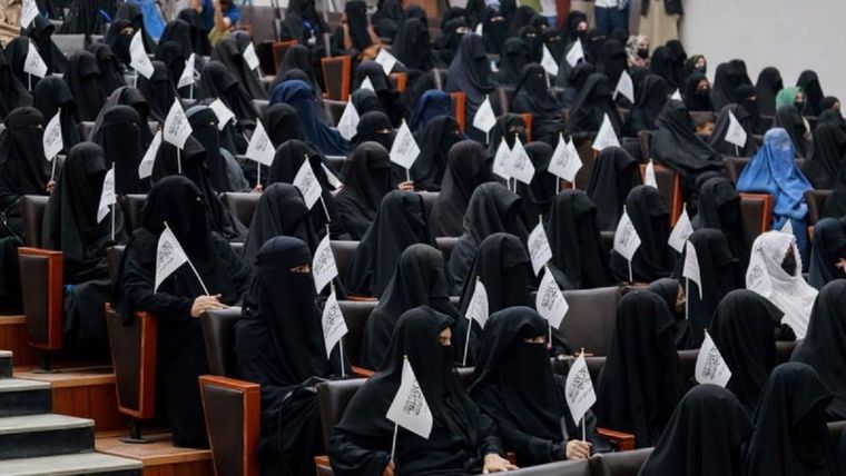 Este sábado circularon imágenes de mujeres cubiertas que asistían a una manifestación de los talibanes en la Universidad de Educación Shaheed Rabbani en Kabul circularon. Foto: EPA Foto: EPA