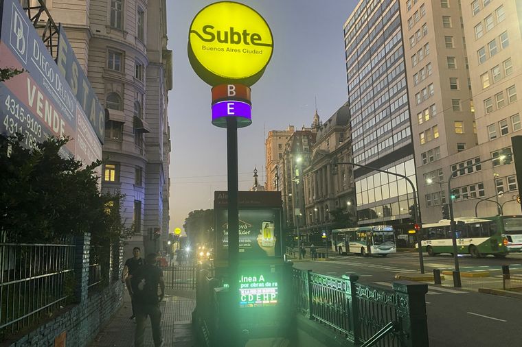 Roberto Pianelli explicó que la medida que se tomará este martes se relaciona a la presencia de material cancerígeno en la red, la reducción de horas semanales y las paritarias. Foto: Telam