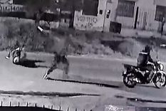 El asalto ocurrió cercana las 22 horas del viernes en las inmediaciones de 57, entre 133 y 134. Foto: Captura de video