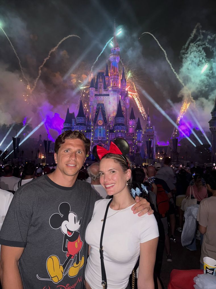 La pareja comparti&oacute; unas vacaciones de verano junto al exfutbolista Diego Simeone en Europa.