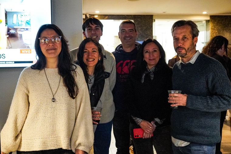 Gabriela Sánchez, Laura Fiochetta, Gerónimo Sosa, Gema Gallardo, Walter Moreno y Pablo Icardi. Gabriela Sánchez, Laura Fiochetta, Gerónimo Sosa, Gema Gallardo, Walter Moreno y Pablo Icardi.