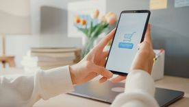 Google anunció una actualización con inteligencia artificial para usar las funciones de Shopping directamente en la aplicación de Gemin. Foto: Freepik