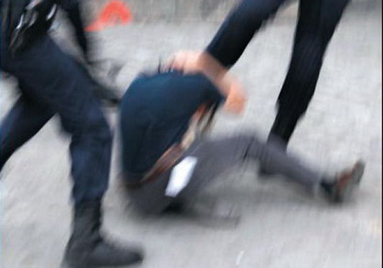 Penitenciarios maltratando a un preso.