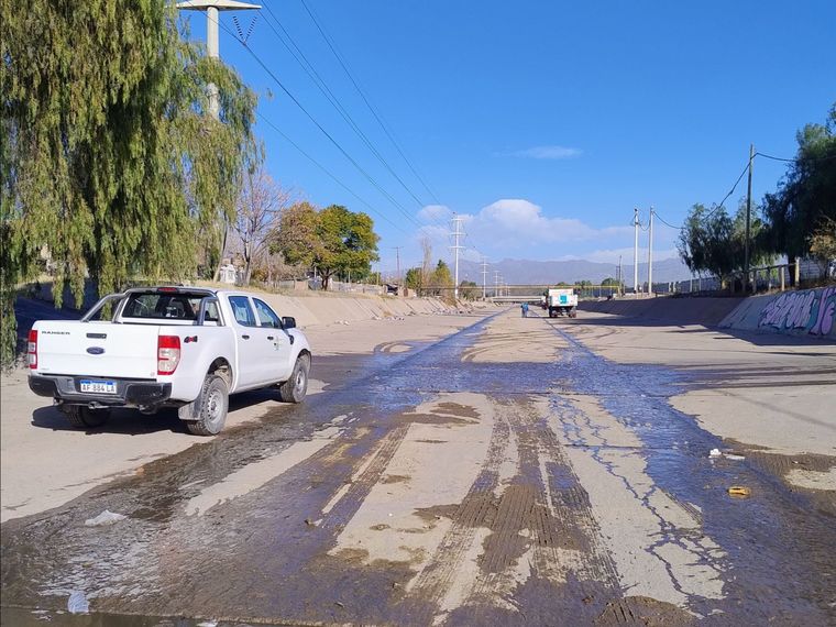 La Ciudad de Mendoza avanza con la limpieza del Canal Papagayos: ya se retiraron 700 toneladas en 2025 La Ciudad de Mendoza avanza con la limpieza del Canal Papagayos: ya se retiraron 700 toneladas en 2025