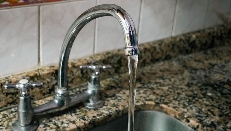 El artista confesó que tiene una deuda millonaria por no pagar el agua.