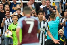 Dibu Martínez recibió una amarilla por la jugada. Foto: EFE