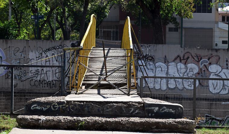 A casi diez años del cierre, el puente del zanjón Frías vuelve a quedar en foco por una ocupación que expone el abandono. A casi diez años del cierre, el puente del zanjón Frías vuelve a quedar en foco por una ocupación que expone el abandono.