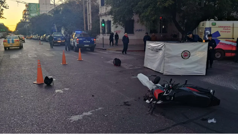 El accidente entre la moto y un auto ocurrió en la intersección de la avenida 24 de septiembre y Viamonte.