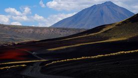 Con más de 800 volcanes, la Payunia constituye uno de los parques volcánicos de mayor densidad y diversidad del planeta. Es uno de los lugares más sorprendentes de Argentina. Foto: Prensa Gobierno de Mendoza.