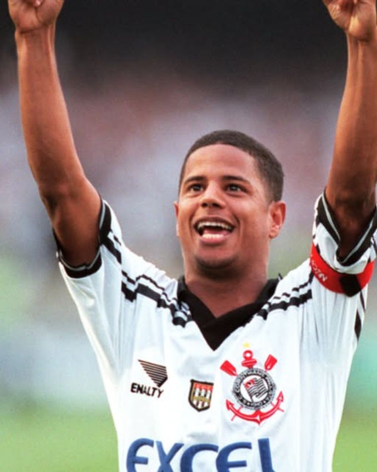 Marcelinho Carioca es el máximo goleador histórico de tiro libre, con 78 gritos por esta vía. Marcelinho Carioca es el máximo goleador histórico de tiro libre, con 78 gritos por esta vía.