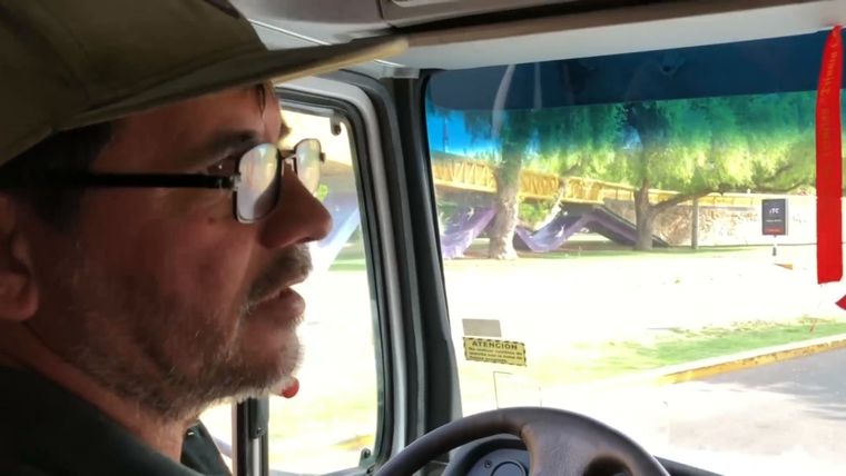 Fabián Peduzzi conduce su camión aceitero El recolector de aceite de cocina usado recorre las calles mendocinas. Foto: Foto de video