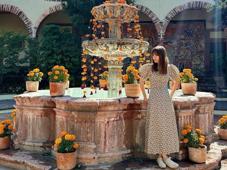 Foto: https://www.glamstar.news/showbiz/Lily-Collins-visita-San-Miguel-de-Allende-en-Guanajuato-y-enamora-con-tierno-vestido-20221106-0002.html