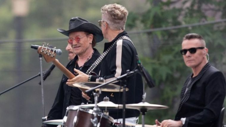 Bono cantando sobre el techo de un micro en plena Ciudad de México para el video de Street of Dreams. / X