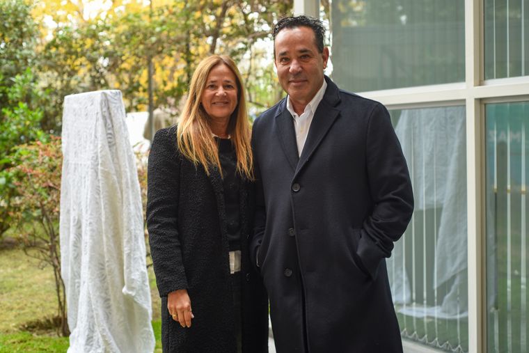 Marcela Yacopini y Adrián Yacopini: foto de hermanos. Marcela Yacopini y Adrián Yacopini: foto de hermanos.