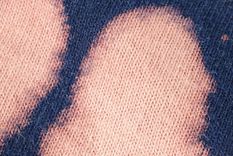 Si la mancha persiste, puedes cubrirla con una tinta para ropa del mismo tono o uno un poco más fuerte Foto: Shutterstock