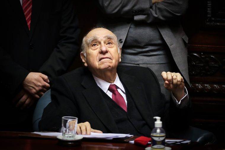 Sanguinetti sobre Donald Trump: Si logra éxito en su programa de pacificación, se ganará todos los premios Nobel.