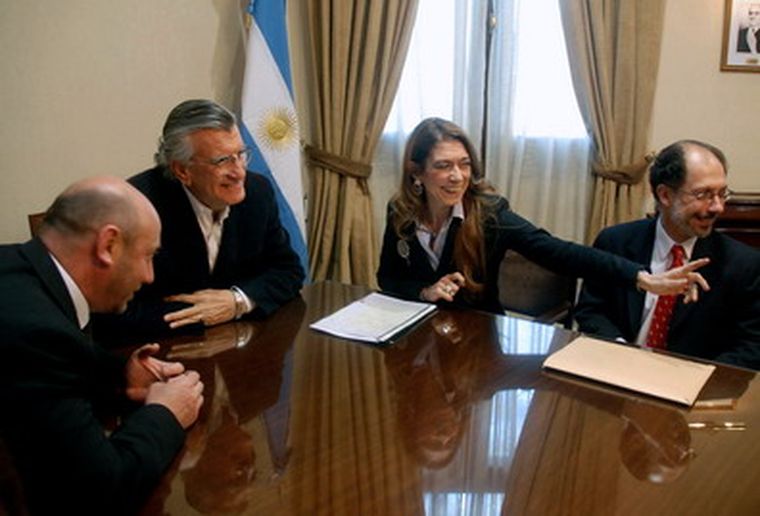 La ministra Giorgi con Gioja, ayer en San Juan. Foto: NA