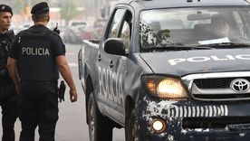 Los sospechosos huyeron por los techos tras robar en una vivienda. Fueron capturados a pocos metros tras un seguimiento policial Foto: Walter Moreno/Mdz Los sospechosos huyeron por los techos tras robar en una vivienda. Fueron capturados a pocos metros tras un seguimiento policial Foto: Walter Moreno/Mdz