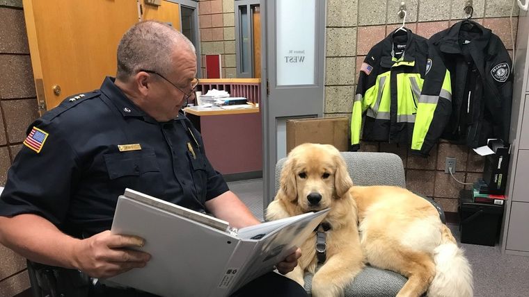 Ben en el Departamento de PolicÍa de Franklin, Massachusetts.