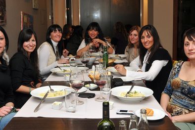 MDZol | Las mujeres fueron las que colmaron, los restaurantes del Boulevard Oeste. En la foto: Natalia, Leticia, Natalia, Vanesa, Vanina, Silvi y Pía. Foto: Agustín Mauricio/Mediamza.com