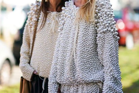 Las perlas toman el mando de esta temporada como mega tendencia Foto: Who What Wear