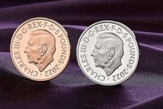 La efigie del rey Carlos III mirando en dirección contraria a la reina Isabel II Foto: DPA La efigie del rey Carlos III mirando en dirección contraria a la reina Isabel II Foto: DPA