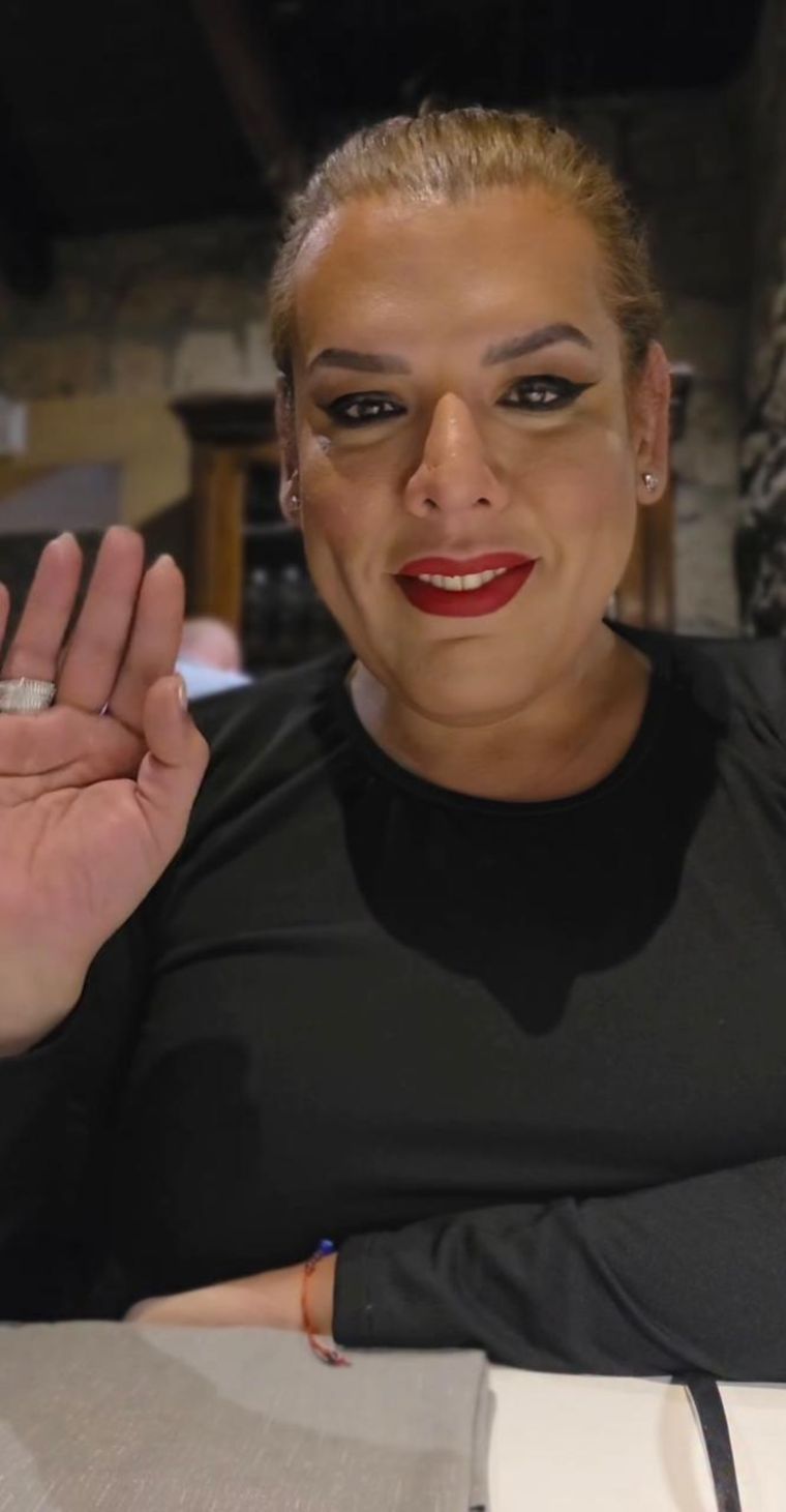 Costa es actriz y humorista. Costa es actriz y humorista.