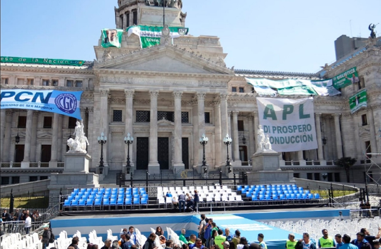 En la explanada del Congreso ya está todo listo para el acto que encabezará Sergio Massa esta tarde. Foto: Mundo Gremial