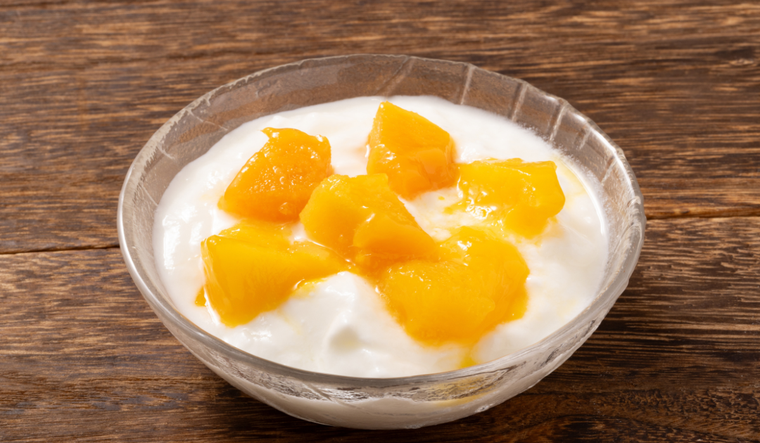 Sumale unas rodajas de tu fruta favorita a este yogur helado delicioso de verano Sumale unas rodajas de tu fruta favorita a este yogur helado delicioso de verano