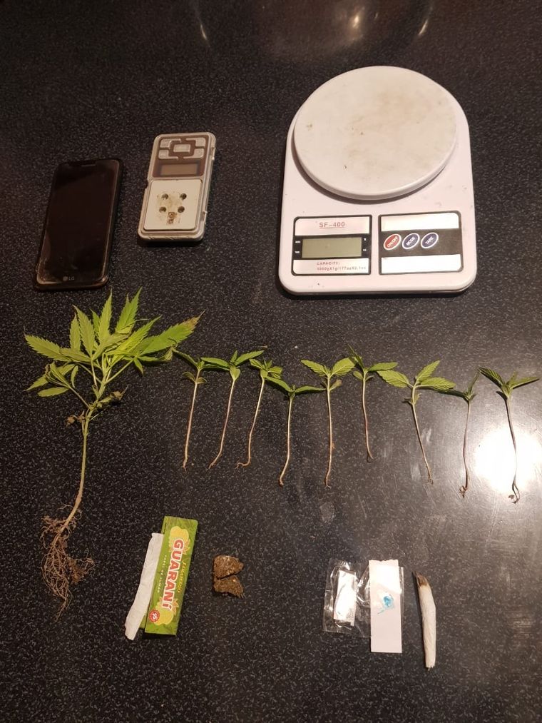 Equipados Los dealers tenían elementos típicos de quien vende estupefacientes. Foto: Ministerio de Seguridad.