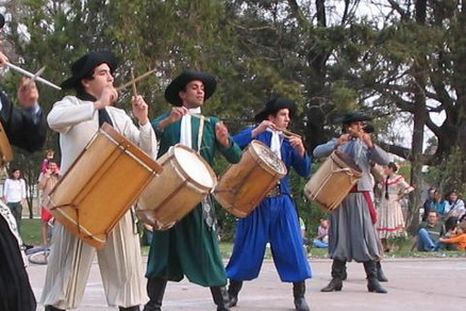 Las docentes preparan el acto del 9 de julio. Foto: MDZ Las docentes preparan el acto del 9 de julio. Foto: MDZ