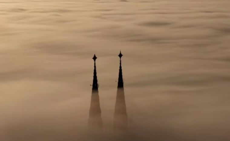 La Catedral de Luján, cubierta por la niebla que azota gran parte de la provincia de Buenos Aires.