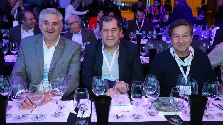 Silvio Alberto (Bodegas Bianchi), Carlos Marianello (Otronia y Argento) y Santi Achával (Matervini). Silvio Alberto (Bodegas Bianchi), Carlos Marianello (Otronia y Argento) y Santi Achával (Matervini).