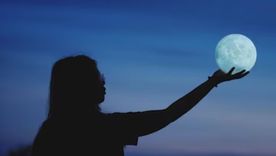 ¡No te pierdas esta oportunidad única de observar la Luna Llena de Fresa esta noche! Te contamos los detalles en la nota Foto: Freepik