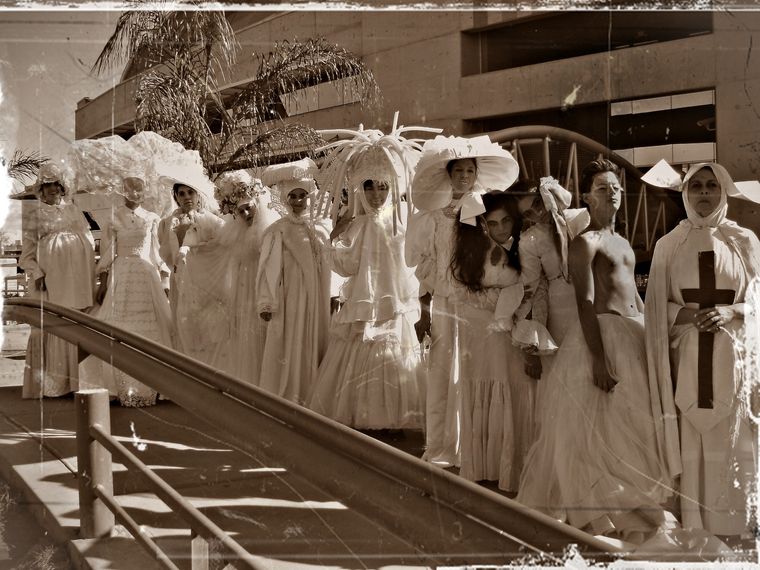 Vestuarios de época confeccionados íntegramente con materiales reciclados y telas recuperadas. Vestuarios de época confeccionados íntegramente con materiales reciclados y telas recuperadas.