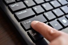 Shift, la “tecla modificadora”: potencia otras teclas al presionarla en conjunto. Viene de las máquinas de escribir y aparece como flecha ↑ o “Mayús”.