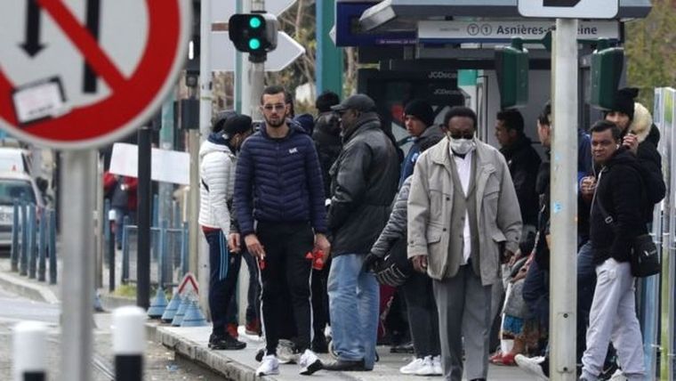 Saint Denis es un suburbio al norte de París conocido por albergar diferentes comunidades de inmigrantes, una alta tasa de criminalidad y crecientes tensiones sociales.