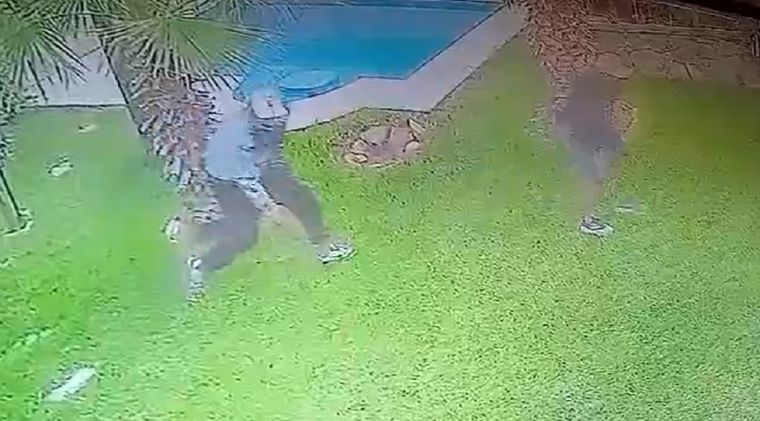 El momento en que dos delincuentes ingresan por el patio a la casa de la víctima Foto: Captura de video
